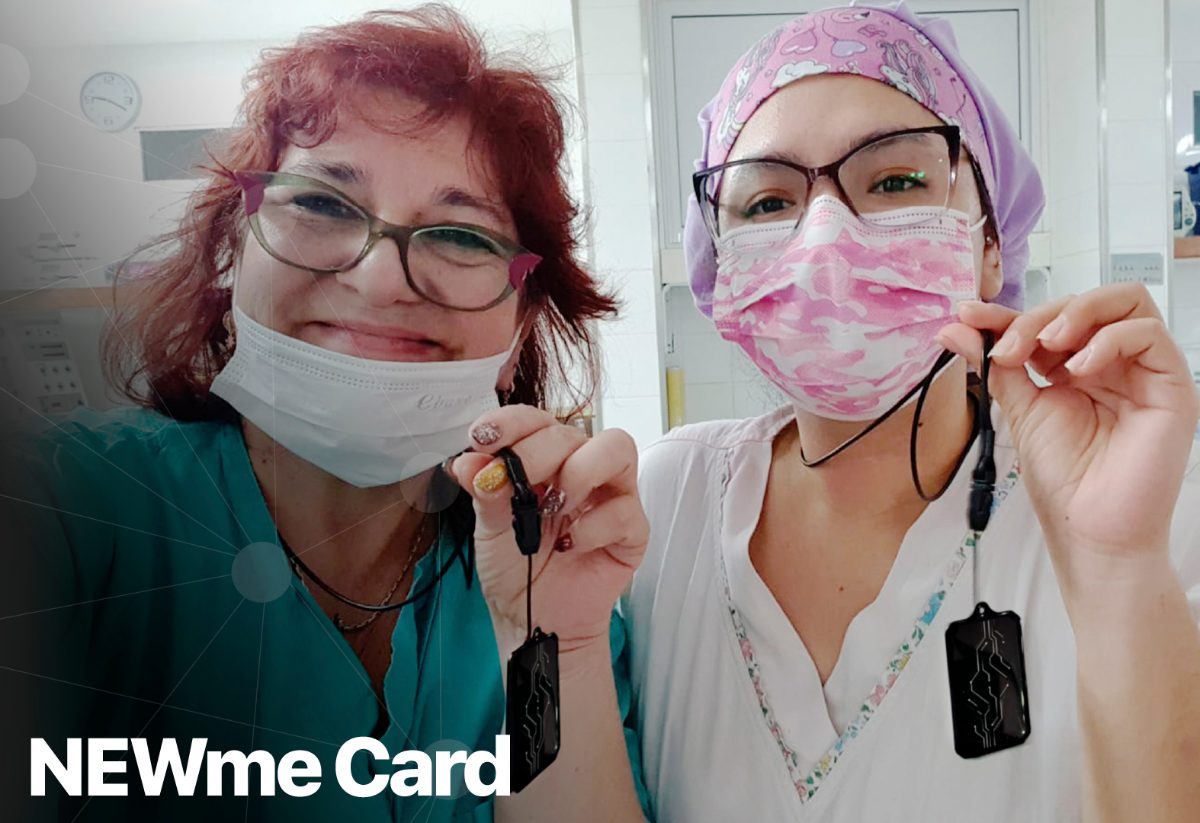 Dos profesionales de la salud sonrientes mostrando su tarjeta cuántica NewMe Card colgada al cuello